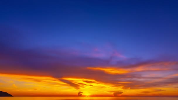 4Kマジェスティックな夕日や日の出の風景のタイムラプス大自然の幻想的な光雲の空と雲が遠くへ転がり落ちる4Kカラフルな夕日黄金の時間の劇的な雲映像タイムラプス — ストック動画