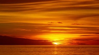 4K Zaman atlaması Majestic gün doğumu manzarası İnanılmaz ışık bulutları gökyüzü ve bulutlar sürükleniyor 4K renkli gündoğumu ışığı dramatik bulutlar altın saat