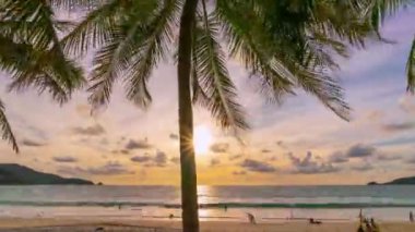 Muhteşem gün batımı bulutları alacakaranlık doğa bulutları gökyüzü ve bulutlar Hindistan cevizi palmiyeleri ile birlikte 7 Mayıs 2021 'de Phuket Tayland' da yuvarlanan koyu renkli günbatımı