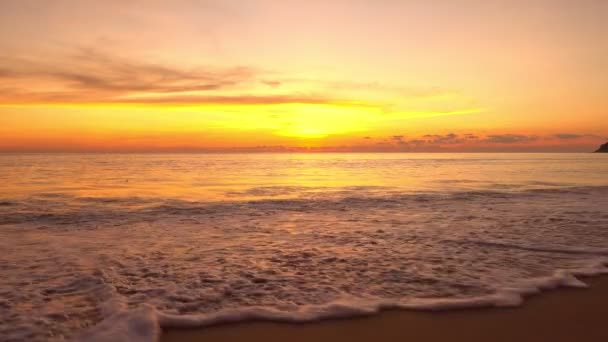 Dramatik Deniz Batımı Gün Doğumu Yanan Altın Gökyüzü Parlayan Altın — Stok video