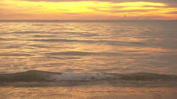 Dramatische Zee Zonsondergang Zonsopgang Brandende Gouden Hemel Stralende Gouden Golven — Stockvideo