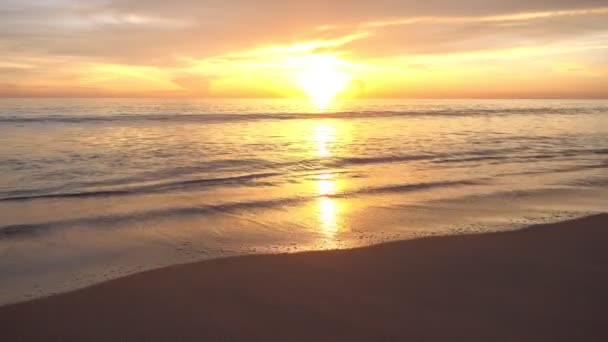 Drammatico Tramonto Sul Mare Alba Cielo Dorato Ardente Onde Dorate — Video Stock