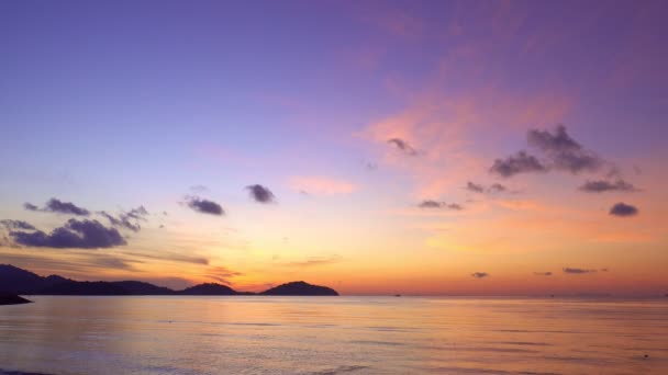 劇的な海の夕日や日の出黄金の空と輝く黄金の波を燃やす海の表面に美しい光の反射驚くべき風景や風景4 K自然映像 — ストック動画