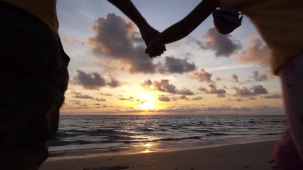 Дочь Прыгает Держа Руки Папу Бежит Пляж Поднять Руки Вверх — стоковое видео