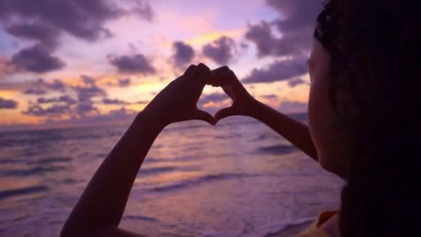 Feliz Niña Manos Sosteniendo Forma Del Corazón Playa Atardecer Increíble — Vídeos de Stock