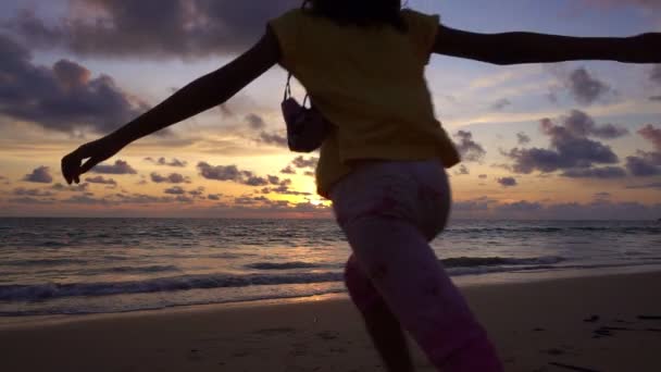 Silueta Joven Corriendo Playa Levantando Las Manos Playa Atardecer Increíble — Vídeos de Stock