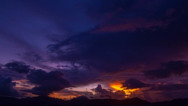 壮大なカラフルな雲海の上の日没や日の出で熱帯の雲自然の中で驚くべき光甘い色のパステル雲風景 美しい空の背景タイムラプス4K映像 — ストック動画