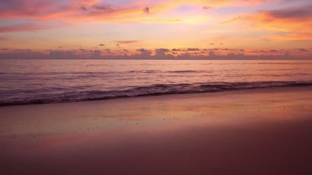 Coucher Lever Soleil Dramatique Sur Mer Ciel Doré Brûlant Vagues — Video