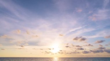 İnanılmaz gün batımı ya da gün doğumu Yanan altın gökyüzü ve parlayan altın dalgalar Deniz yüzeyindeki güzel ışık yansıması İnanılmaz manzara 4K görüntüler Zaman aşımı