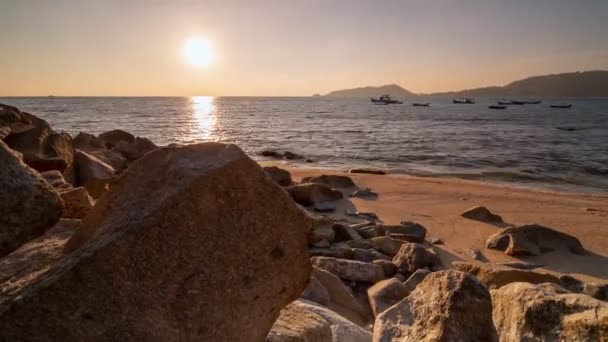 4K时光流逝控制滑板倾斜美丽的落日金色天空岩石在前景奇观海景运动时光倒流泰国普吉岛的落山景观 — 图库视频影像