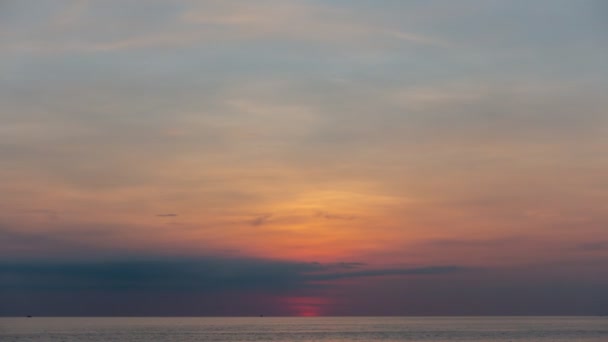 Fantastisk Solnedgång Eller Soluppgång Brinnande Gyllene Himmel Och Lysande Gyllene — Stockvideo