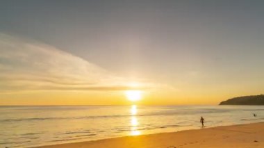 İnanılmaz gün batımı ya da gün doğumu Yanan altın gökyüzü ve parlayan altın dalgalar Deniz yüzeyindeki güzel ışık yansıması İnanılmaz manzara 4K görüntüler Zaman aşımı