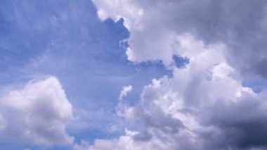 Güzel bir mavi gökyüzü, beyaz bulutlar, arka plan. Mavi gökyüzünde akan bulutlar, güneşli yaz günlerinde, doğa konsepti.