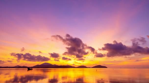 劇的な海の夕日や日の出黄金の空と輝く黄金の波を燃やす海の表面に美しい光の反射驚くべき風景4K映像時間の経過 — ストック動画