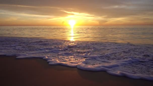 Dramatische Zee Zonsondergang Zonsopgang Brandende Gouden Hemel Stralende Gouden Golven — Stockvideo