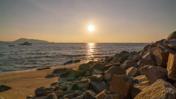 素晴らしい夕日や日の出黄金の空と輝く黄金の波を燃やす海の表面に美しい光の反射驚くべき風景4K映像時間の経過 — ストック動画
