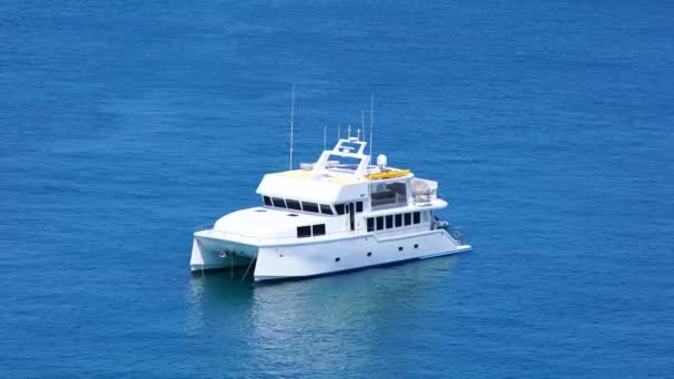 Yacht Båt Eller Lyxbåt Tropiska Havet Phuket Thailand Lyxig Sommarsemester — Stockvideo