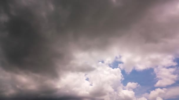 夏の空の雲天気の良い日に柔らかい雲と素晴らしいロマンチックな空コンセプト夏と自然環境タイムラプス映像 — ストック動画