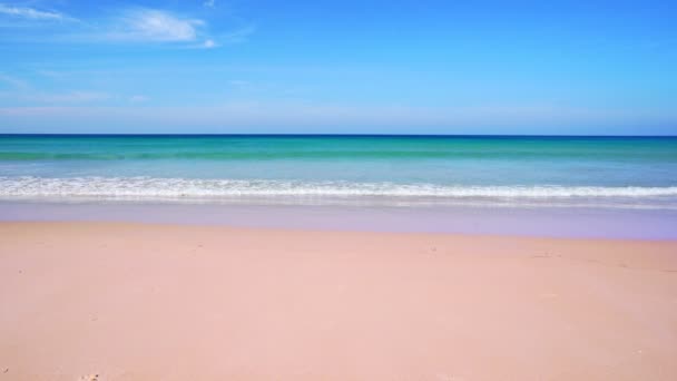 Sommer Sandstrand Erstaunliches Meer Klarer Blauer Himmel Und Weiße Wolken — Stockvideo