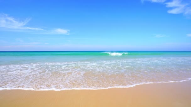 Praia Areia Verão Mar Incrível Céu Azul Claro Nuvens Brancas — Vídeo de Stock