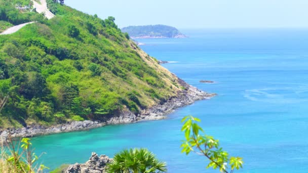 アンダマン海の熱帯海プーケット島の美しい海 プーケット島の素晴らしい風景タイ プーケットビューポイント有名な観光地アンダマン海プーケット島 — ストック動画