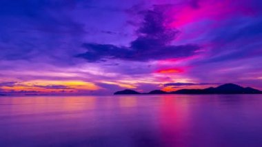 Doğanın güzel ışığı Gün batımı ya da gün doğumu Yanan altın gökyüzü ve parlayan altın dalgalar Deniz yüzeyindeki güzel ışık yansıması İnanılmaz manzara 4K görüntüler Zaman Hızı doğa arka planı