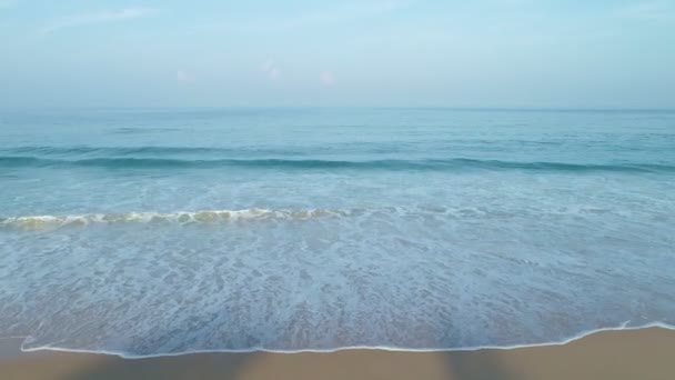 Letecký Pohled Krásná Pláž Vlnobitím Písečném Pobřeží Dopoledních Hodinách — Stock video