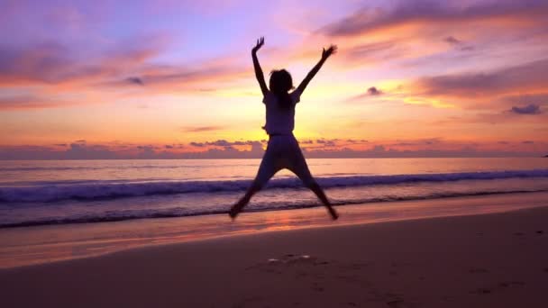 Silhouette Young Girl Jumping Beach Raise Hands Beach Sunset Amazing — Stock Video