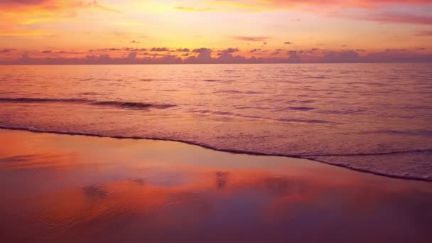 Изумительный Закат Моря Восход Солнца Горящее Золотое Небо Сияющие Золотые — стоковое видео