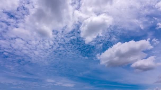 夏の空の雲天気の良い日に柔らかい雲と素晴らしい太陽の空コンセプト夏と自然環境タイムラプス映像 — ストック動画