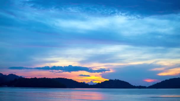 Coucher Lever Soleil Dramatique Sur Mer Ciel Doré Brûlant Vagues — Video