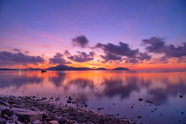 Doğanın güzel ışığı Gün batımı ya da gün doğumu Yanan altın gökyüzü ve parlayan altın dalgalar Deniz yüzeyindeki güzel ışık yansıması İnanılmaz manzara arka planı.