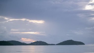 4K Zaman Hızlandırması Majestic Sunset veya Gündoğumu İnanılmaz doğa bulutları gökyüzü ve bulutlar hareket ediyor 4K renkli görkemli bulutlar deniz üzerinde yansıma ışığı görüntüsü zaman ayarlı