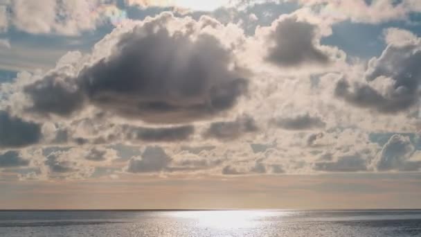 時間の経過天気の良い日に海の上の美しい空の白い雲コンセプト夏と自然環境タイムラプス映像 — ストック動画