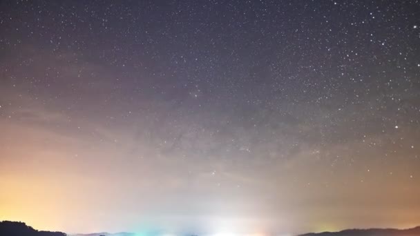 Verbazingwekkende Sterrennacht Bergen Tijdverdwijning Melkweg Sterrenstelsel Sterren Bewegen Berglandschap Met — Stockvideo