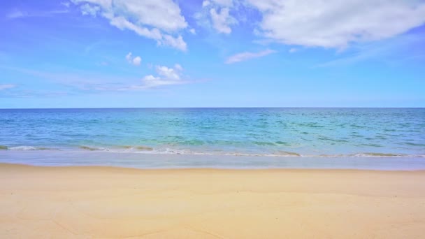 Niesamowita Plaża Piękna Piaszczysta Plaża Morze Jasnym Błękitnym Tle Nieba — Wideo stockowe