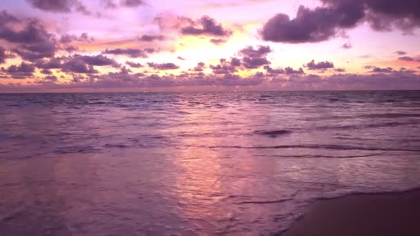 Dcera Drží Otce Ruce Pláži Zvedají Ruce Pláži Při Západu — Stock video