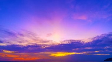 4K Zaman Hızlandırması Majestic gün doğumu ya da gün batımı manzarası İnanılmaz ışık kırmızı bulutlar gökyüzü ve bulutlar hareket ediyor 4K renkli karanlık güneş doğumu bulutu çekim zamanı Epik bulutlar doğa manzarası