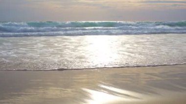 Dramatik deniz batımı ya da gün doğumu Yanan altın gökyüzü ve parlayan altın dalgalar Deniz yüzeyindeki güzel ışık yansıması İnanılmaz manzara ya da deniz manzarası 4-K