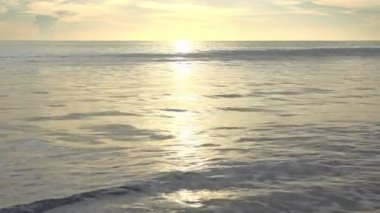 Dramatik deniz batımı ya da gün doğumu Yanan altın gökyüzü ve parlayan altın dalgalar Deniz yüzeyindeki güzel ışık yansıması İnanılmaz manzara ya da deniz manzarası 4-K