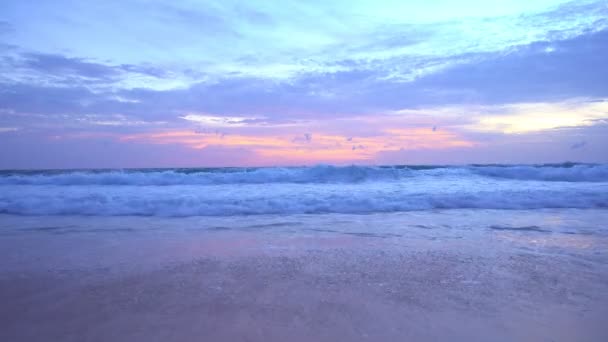 Drammatico Tramonto Sul Mare Alba Cielo Dorato Ardente Onde Dorate — Video Stock