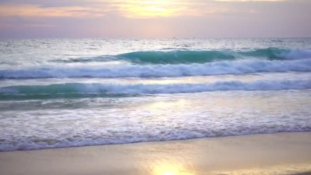 劇的な海の夕日や日の出黄金の空と輝く黄金の波を燃やす海の表面に美しい光の反射驚くべき風景や風景4 K映像 — ストック動画