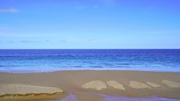 ชายหาดท นตาต นใจ ชายหาดทรายท สวยงามและทะเลท นหล ดเจน ชายหาดท างเปล องฟ — วีดีโอสต็อก