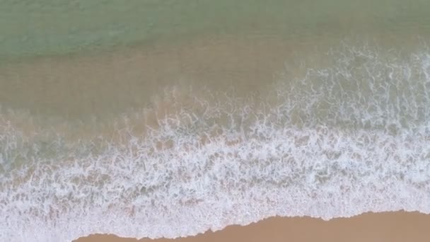 Красивый Тропический Пляж Белой Волной Разбивающейся Песчаном Берегу Вид Сверху — стоковое видео