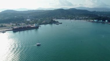 Hava aracı tropikal denizin üzerinde uçuyor. Güzel deniz kıyısı. Deniz dalgalarının dinamik hava görüntüsü açık deniz görüntüsü inanılmaz su yüzeyi doğa arka planı ve seyahat web sitesi kavramı