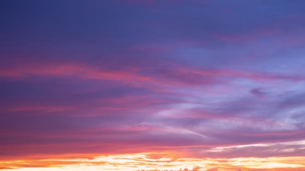 4K壮大な日の出や日没の風景のタイムラプス自然の素晴らしい光赤い雲空と雲が離れて圧延4Kカラフルな暗い日の出の雲映像タイムラプス壮大な雲の自然風景 — ストック動画