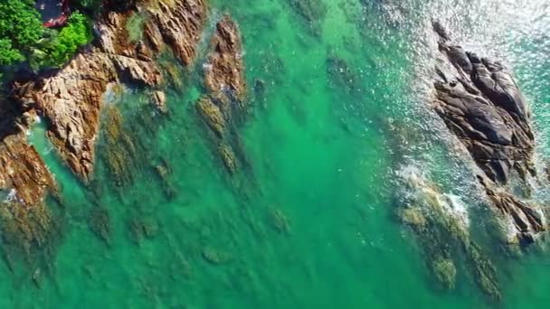 プーケット島の岩場の海岸線の空中ビュー晴れた夏の日の美しい海素晴らしい海観光と休暇のコンセプト — ストック動画