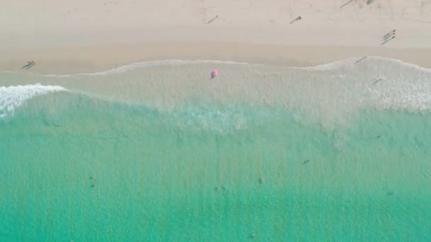 Légi Kilátás Csodálatos Türkiz Tenger Felszíne Textúra Gyönyörű Trópusi Strand — Stock videók