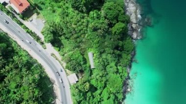 Hava manzarası inanılmaz turkuaz deniz güzel tropikal sahil manzarası deniz dronu Phuket adasında deniz kıyısı üzerinde dönüyor, Phuket ünlü bir turizm merkezidir.