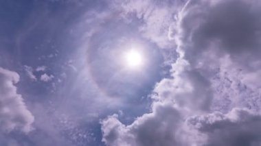 Güneş ışığı ve bina hareketleri bulutlar. Kabarık bulutlar zaman atlaması. B Roll Görüntü Bulutlu zaman çizelgesi bulutlu. Görüntüler doğayı hızlandırıyor. 4k.konsept doğa ve seyahat. İnternet sitesi. Çevre